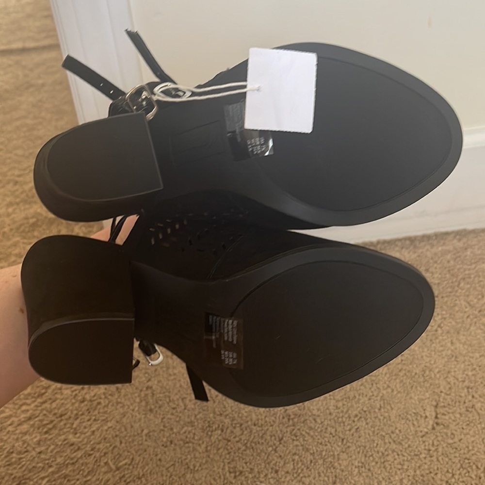 Heels - Picture 4 of 5